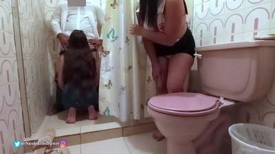 Медбике емханадағы ванна бөлмесінде емделуші дәрігерді тауып алады / 1-БӨЛІМ / NicoleLondrawer / Chiquicandy